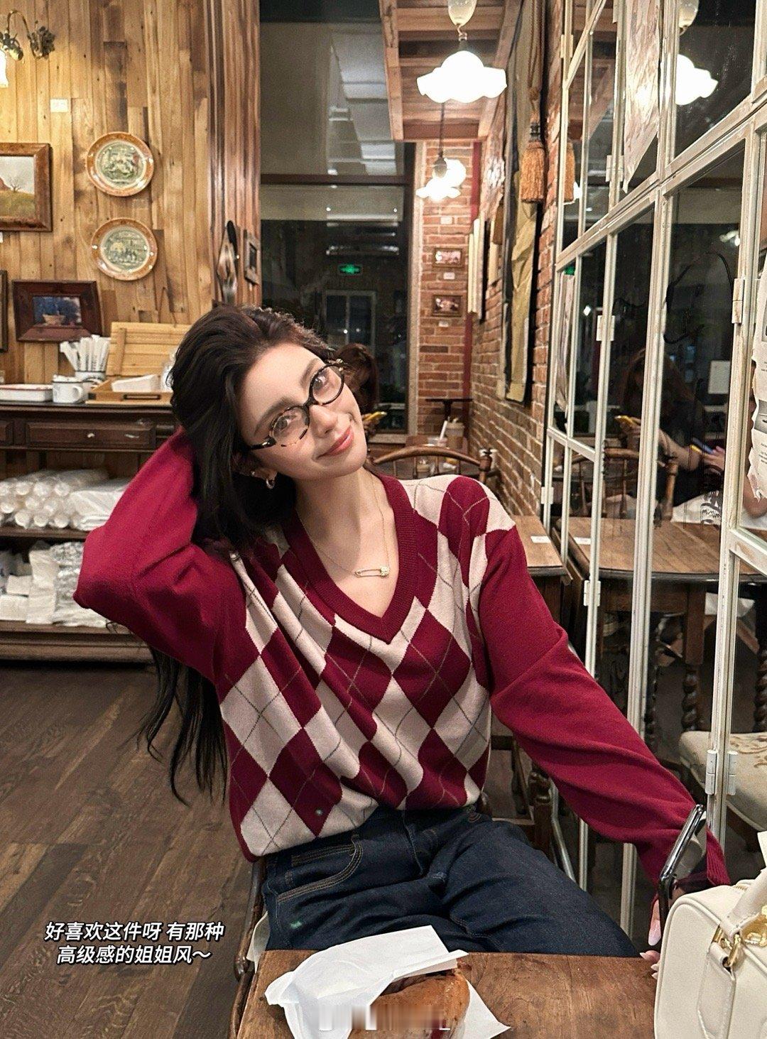 晚上好呀来啦～很暖系洋气的一套Look哦酒红色菱格毛衣搭配赤耳裤好好看呀 这套我