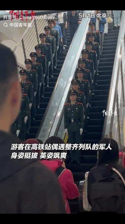 中国军人走到哪里都是
一道靓丽的风景线，不接受反驳！