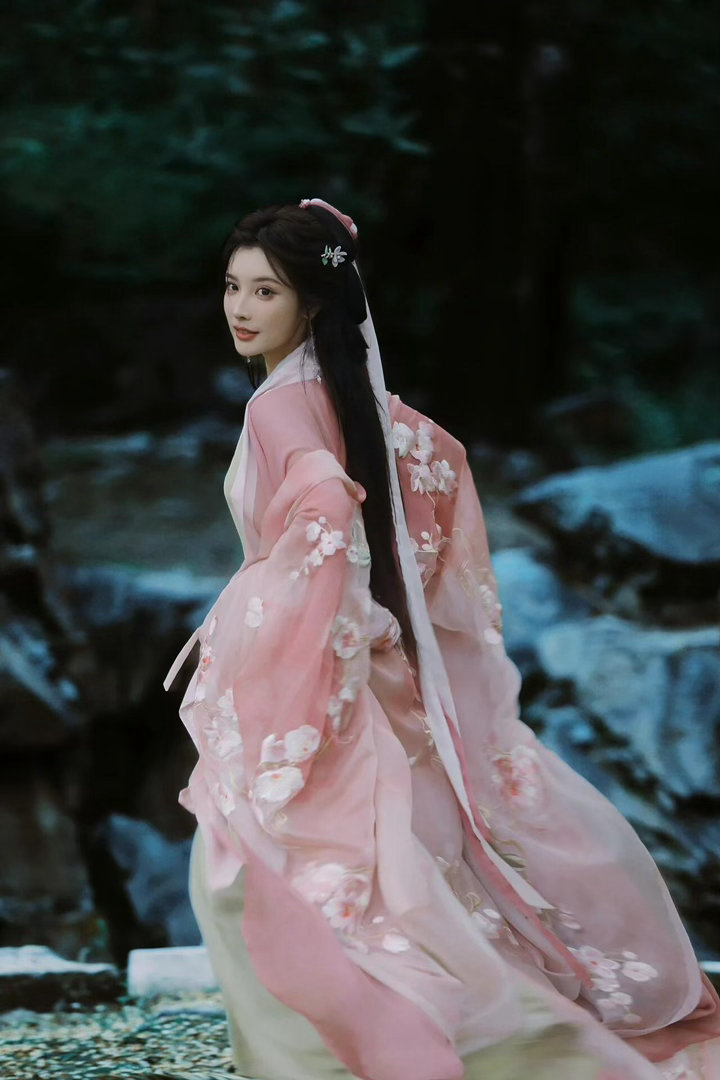 戴燕妮完全神女走出壁画戴燕妮这期造型真神了 谁懂啊，她坐在莲花座上的时候，我总觉