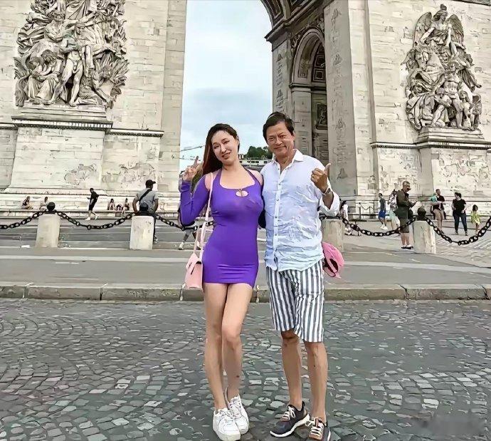 这是一对老夫少妻组合，俩人相差30岁，莫华伦的都65岁了，平时肯定很注重保养吧，