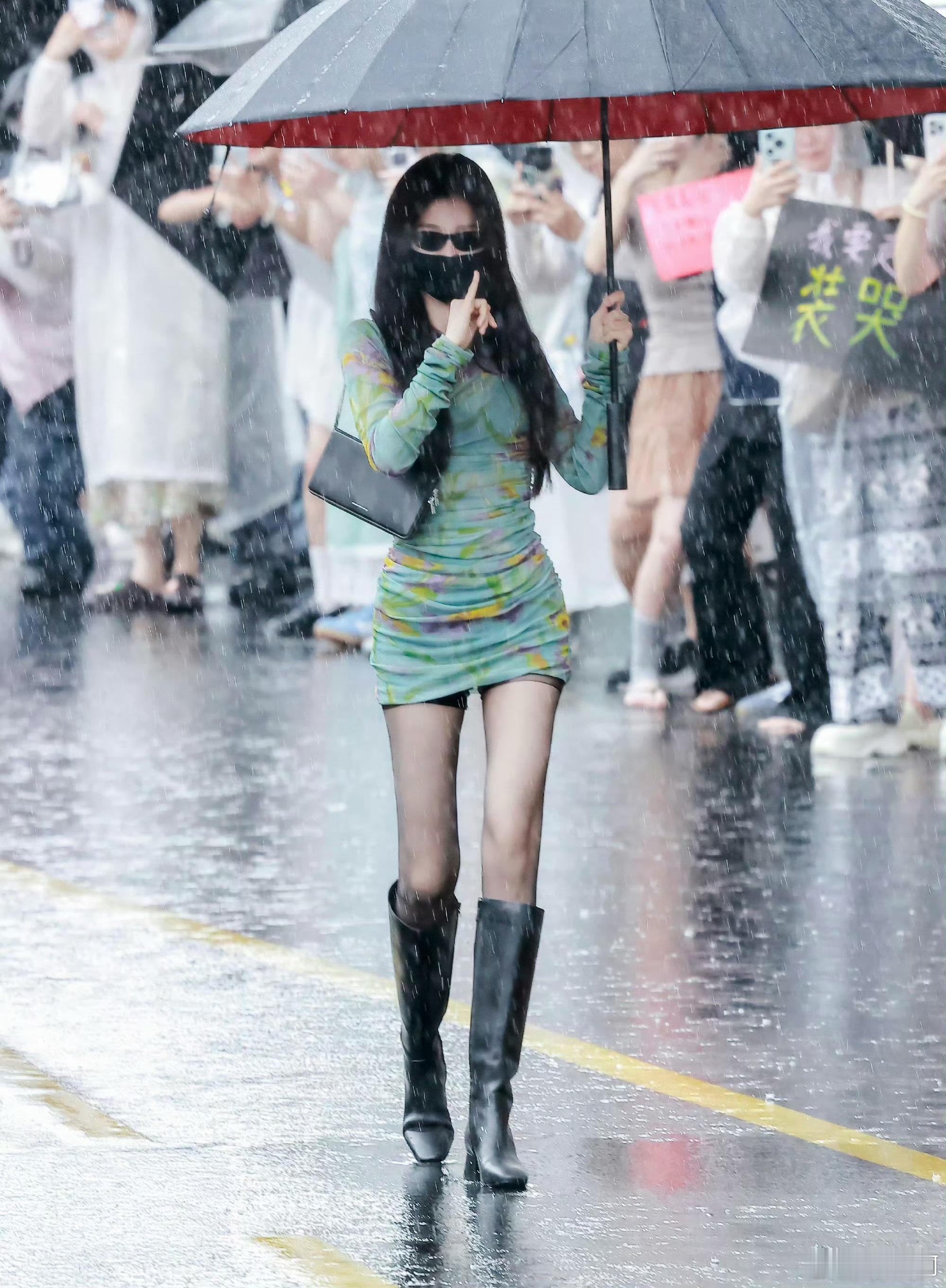 虞书欣娜扎撞衫同一件晕染碎花包臀短裙，两位美女穿出完全不一样的感觉，真的太奇妙了