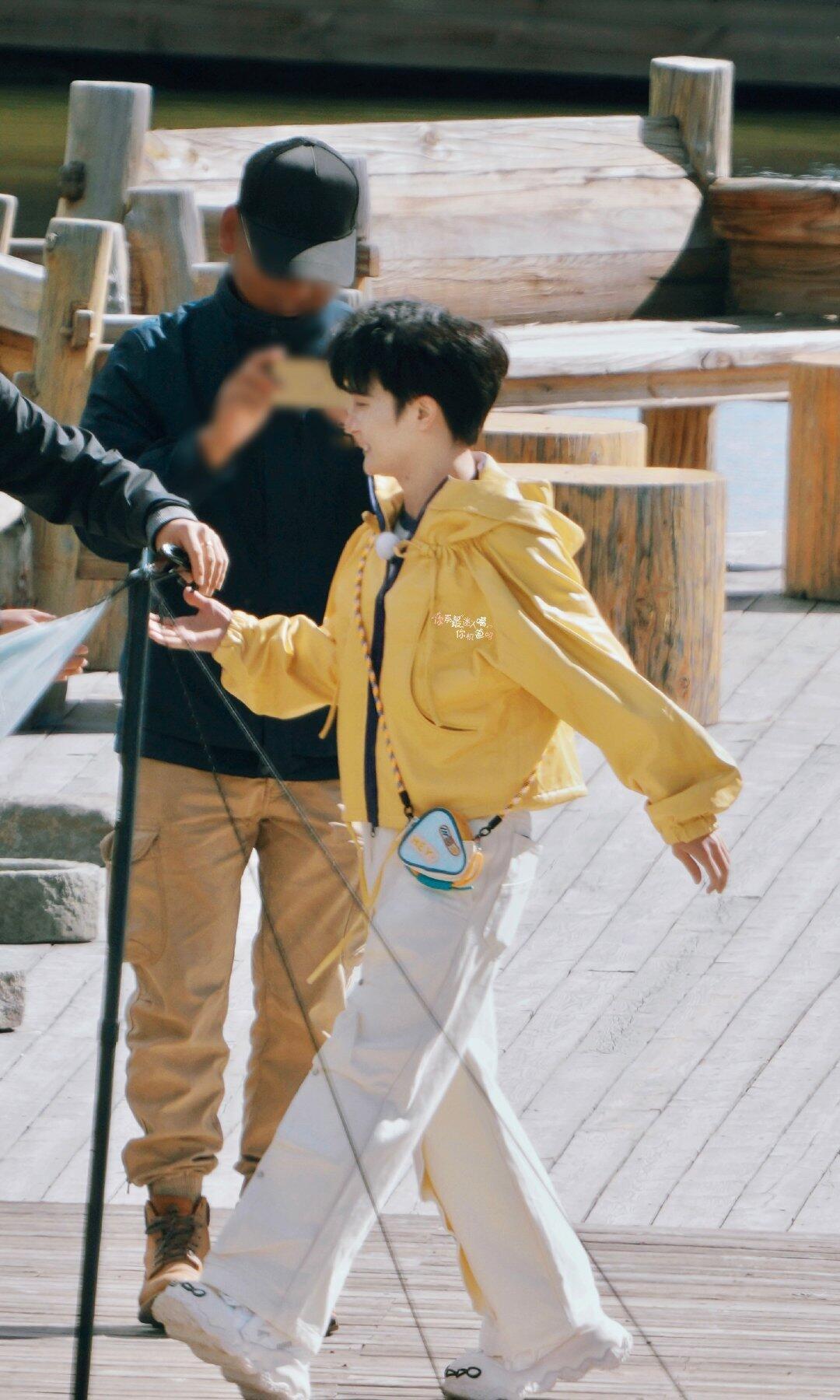 周深周深出发参加阅文盛典 帅气皮衣+绝佳状态，周深启程阅文IP盛典，澳门舞台见！