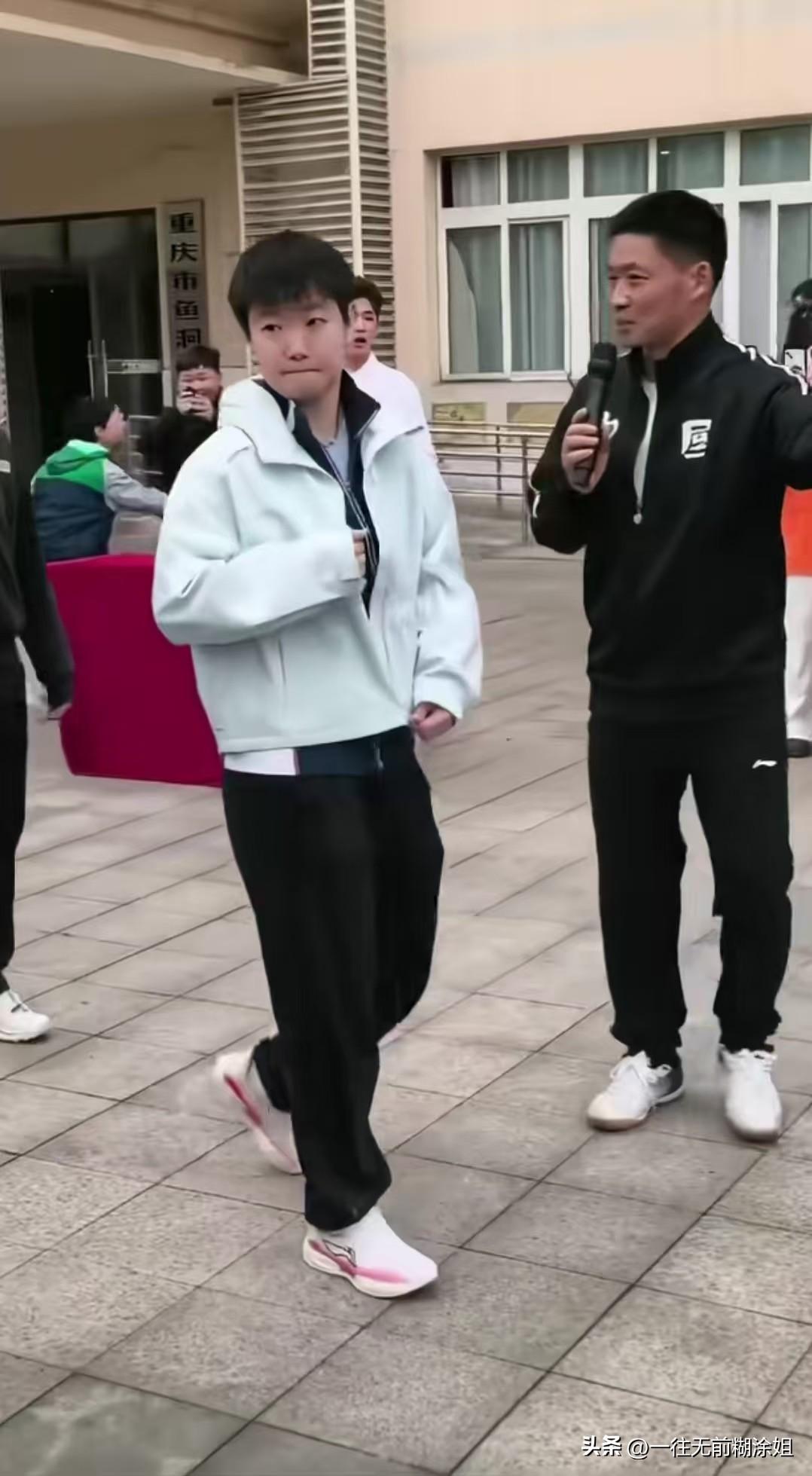 莎啊，同款的上衣买了三件吗？到目前为止我看了你穿了棕色，黑色，鱼白色[呲牙]
