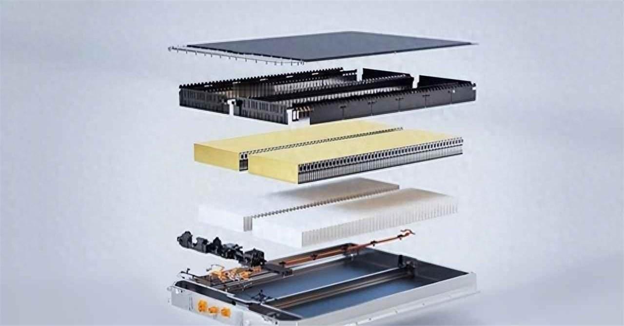 晚上饭局，一个刚从宁德时代离职的研发工程师喝多了点，拉着我说：“现在网上吹的续航