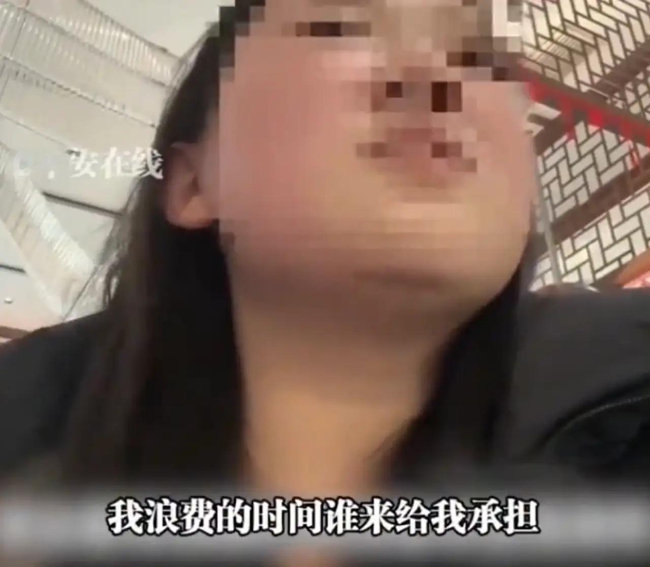 浙江，一女子带着2岁的儿子去洗浴中心洗澡，可准备去女浴室时被前台拦住，告知男孩不