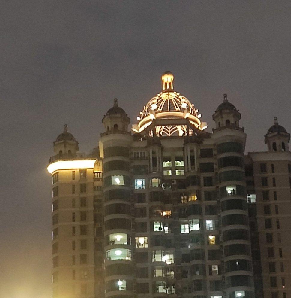 啊啊啊会有人和我一样，觉得珠江帝景的这个圆顶亮灯的时候像个鱼头吗？ 