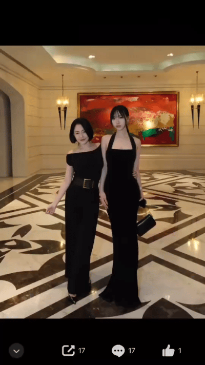 小S晒出的两个女儿的合影一下子就引发了热议！姐姐宛如空谷幽兰，清冷的气质中散发着