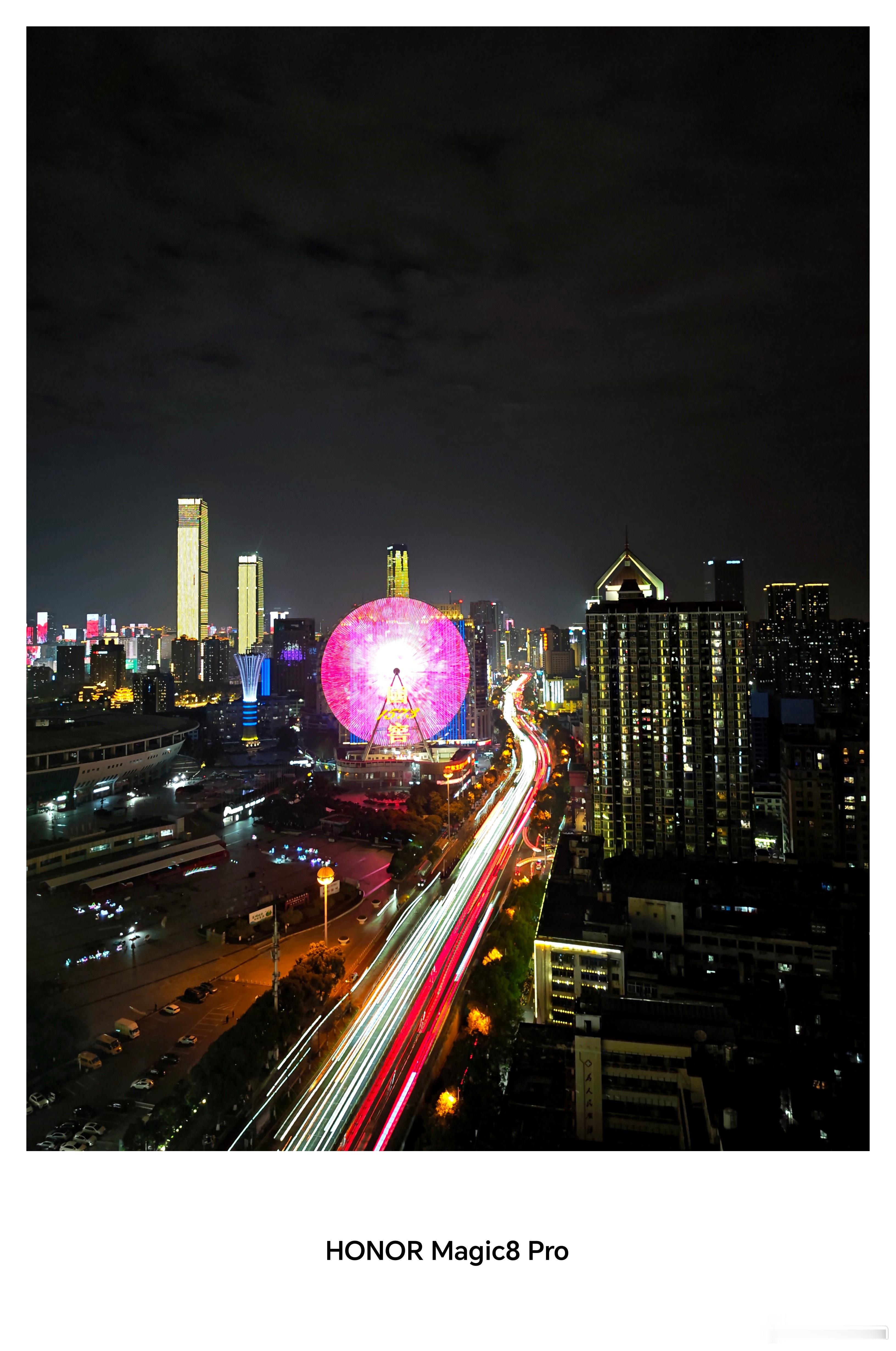 夜色里的中国荣耀Magic8华灯初上，中国的夜便成了流动的画卷——是重庆洪崖洞的