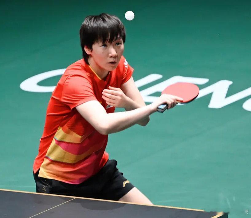 发球压制+逆转翻盘！王曼昱3-0横扫帕瓦德 助国乒6-0碾压法国 北京时间12月