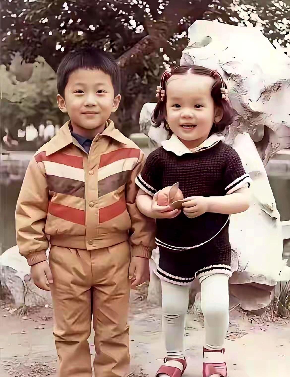 一张泛黄的娱乐圈老照片，硬是让几十万网友停下了滑动屏幕的手指。
在这段全网疯传的