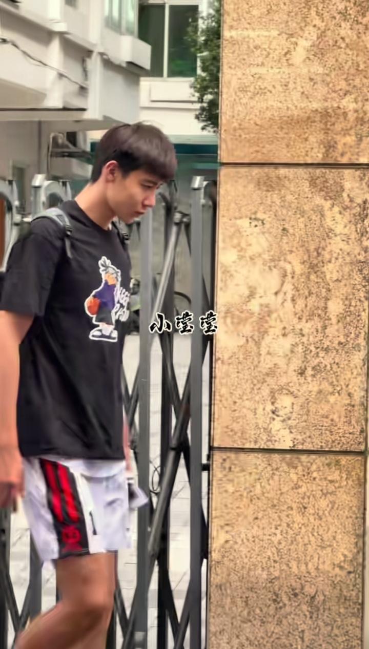任骏飞已经是广东工业大学的主教练，宏远青训球员放他哪培养极好。
如果能把赵昱锟培