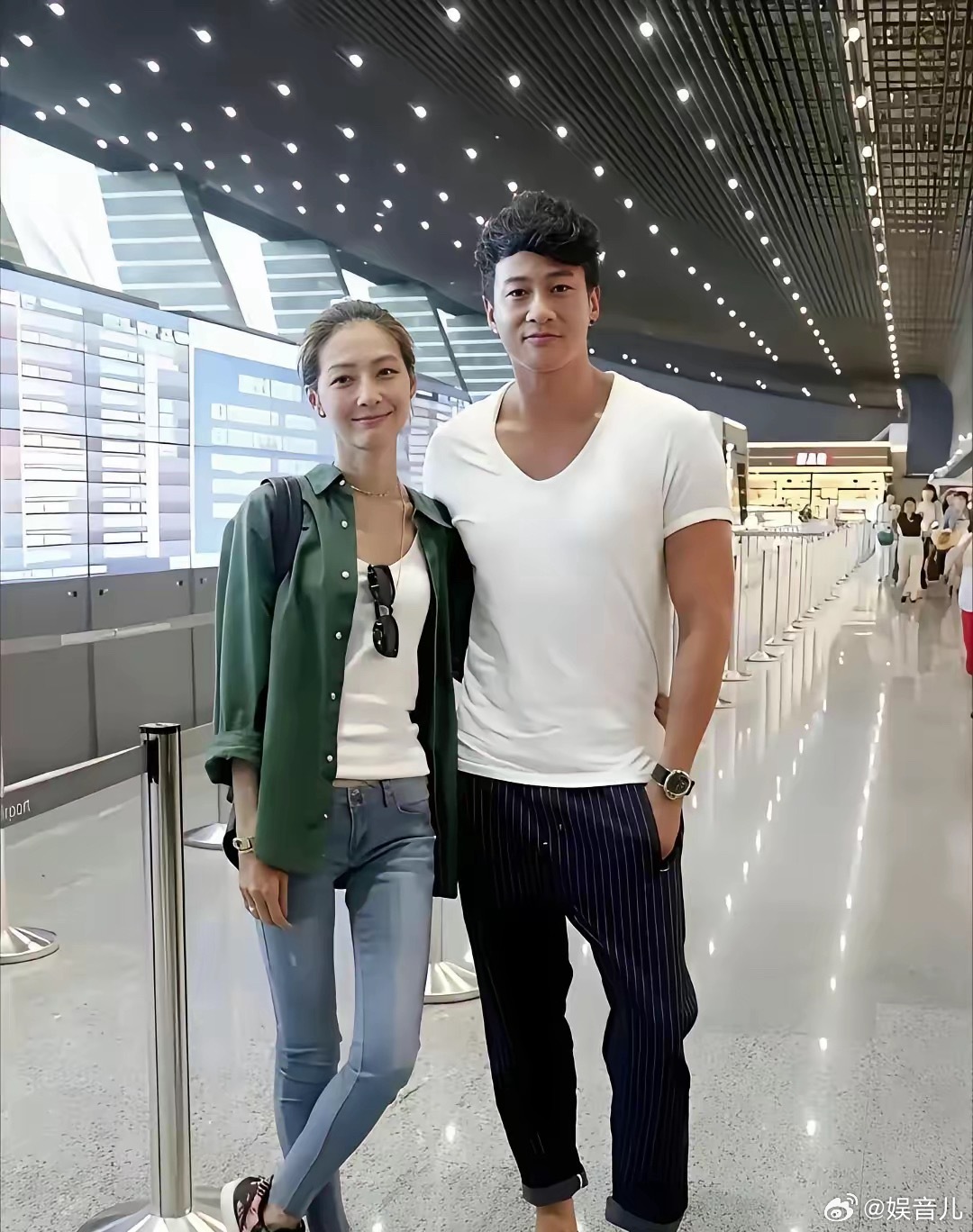 何润东这眼光，找的老婆老漂亮了！何润东与妻子林姵希（Peggy）结婚多年，感情始