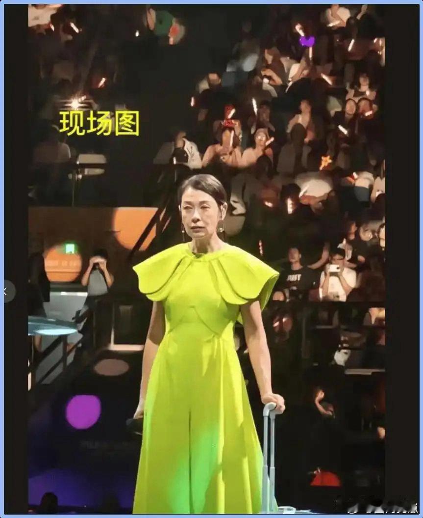 55岁刘若英演唱会现场原图曝光，和精修照片差距明显，但她凭动人歌声出圈，从来不靠