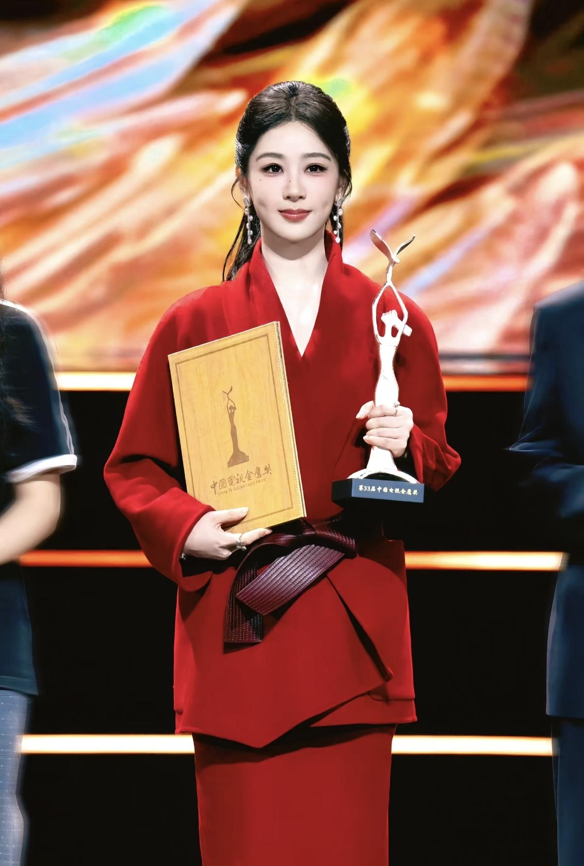 多年沉淀，终站上属于自己的舞台[赞]杨紫手握金鹰奖杯与证书，从容温柔[给力]扎根