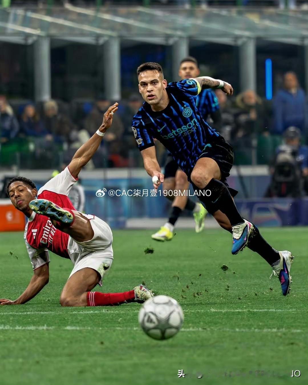 我们总归是星辰大海的一颗星一滴水，
但
也永远不要低估这个世界任何渺小的个体，