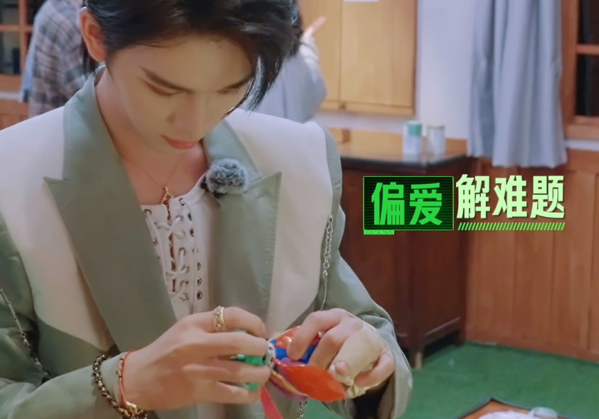丁程鑫老拆家爱解难题的丁程鑫 爱解难题的丁程鑫，丁程鑫老拆家，谁懂面对别人都停不
