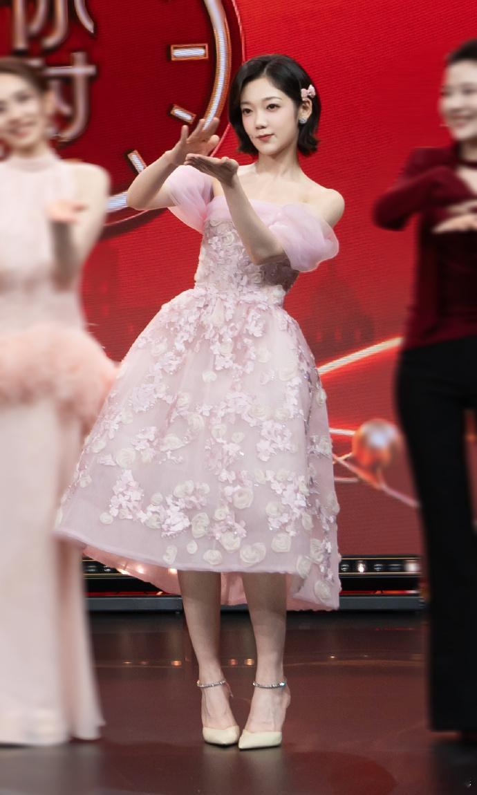 希林娜依高小花仙来了希林娜依高小花仙来了也太漂亮了吧，粉粉嫩嫩的感觉真的是一个粉