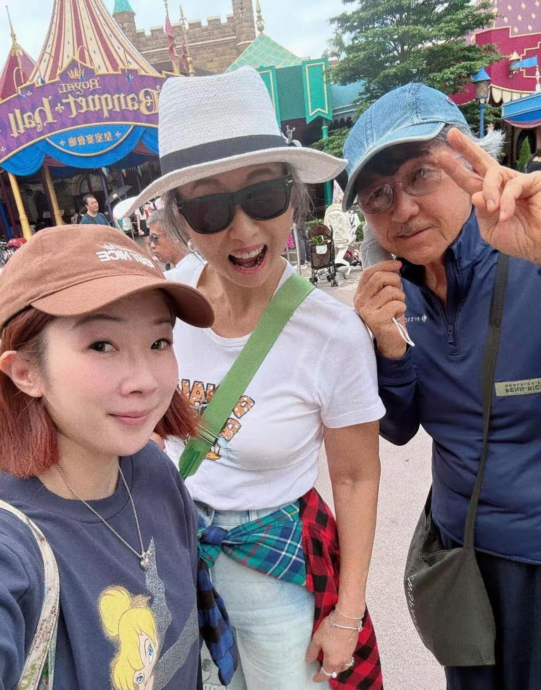 林子祥近日带着叶蒨文及家人现身香港迪士尼乐园游玩，画面十分温馨。
 
已经65岁