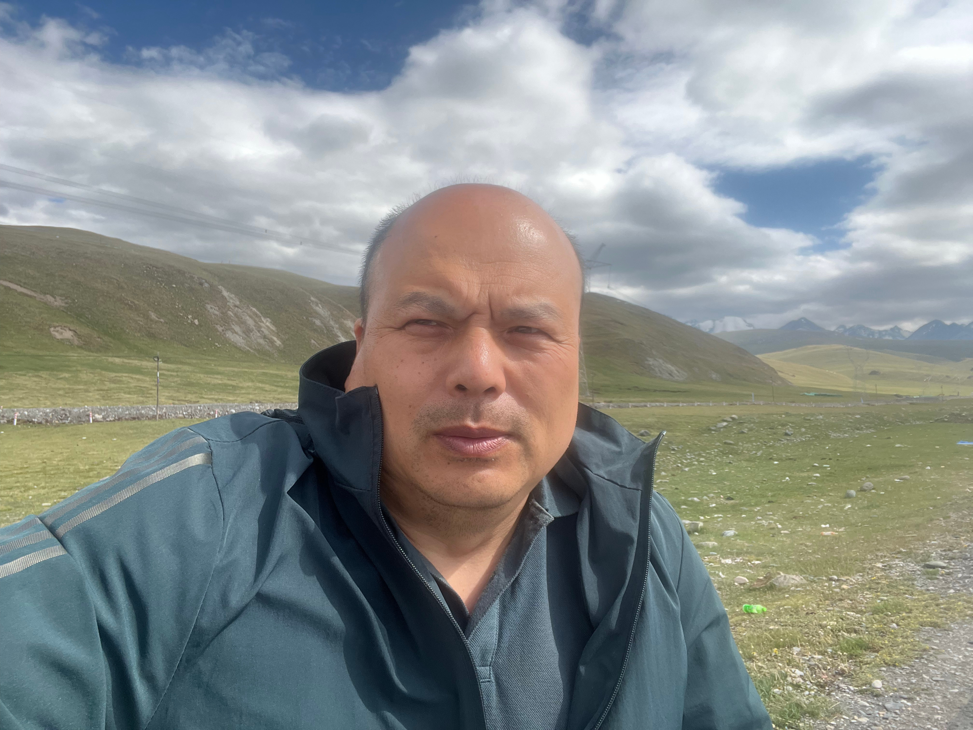我要去独库公路，怎么看到伊犁交警欢迎我了然后大草原就在前方～雪山在后面 海阔试车