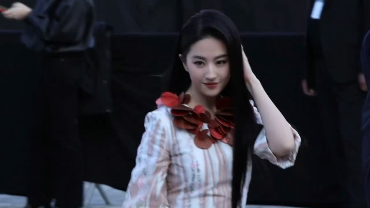 刘亦菲看秀造型刘亦菲摸头发这一下 刘亦菲摸头发这一下，有种狐狸一样妖冶的美好优越