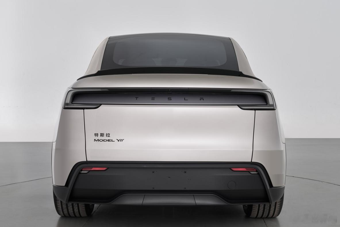 简单给大家总结一下Model YL六座版本相比于普通Model Y的区别：1、尺