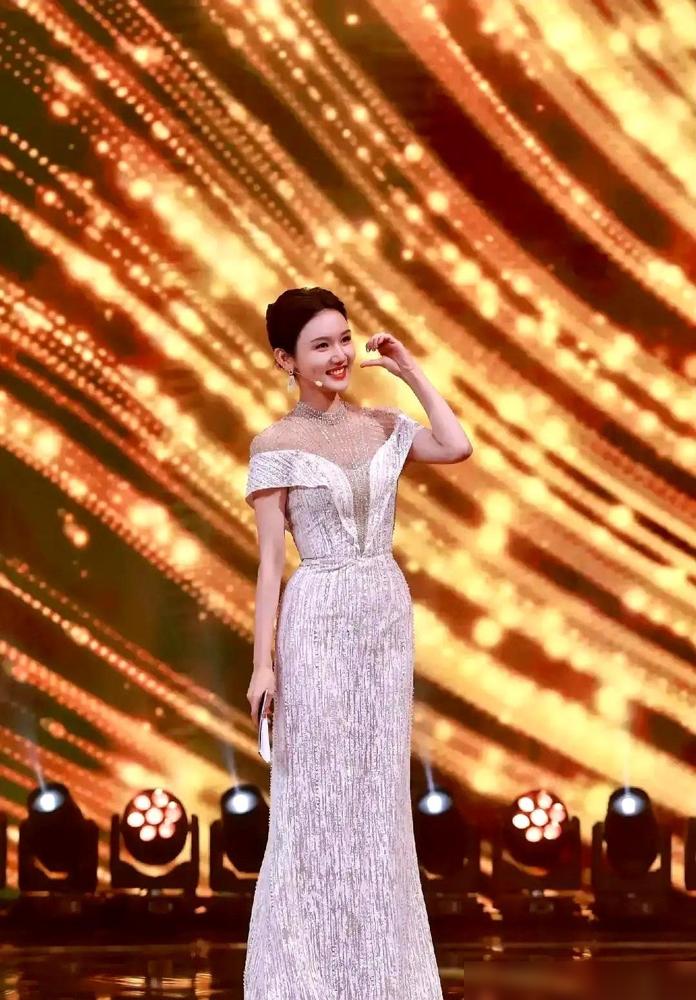 央视最近干了件特漂亮的事儿。就是把36岁的龙洋，生生给“用错”了七年。

当初龙