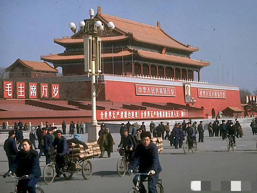 七十年代的北京，藏着最朴素的人间烟火
 
七十年代的北京，跟现在完全不一样，没那