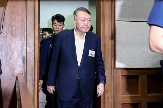 韩国正式宣布了！10月15日，韩国前总统尹锡悦终同意接受内乱特检组的调查。
 