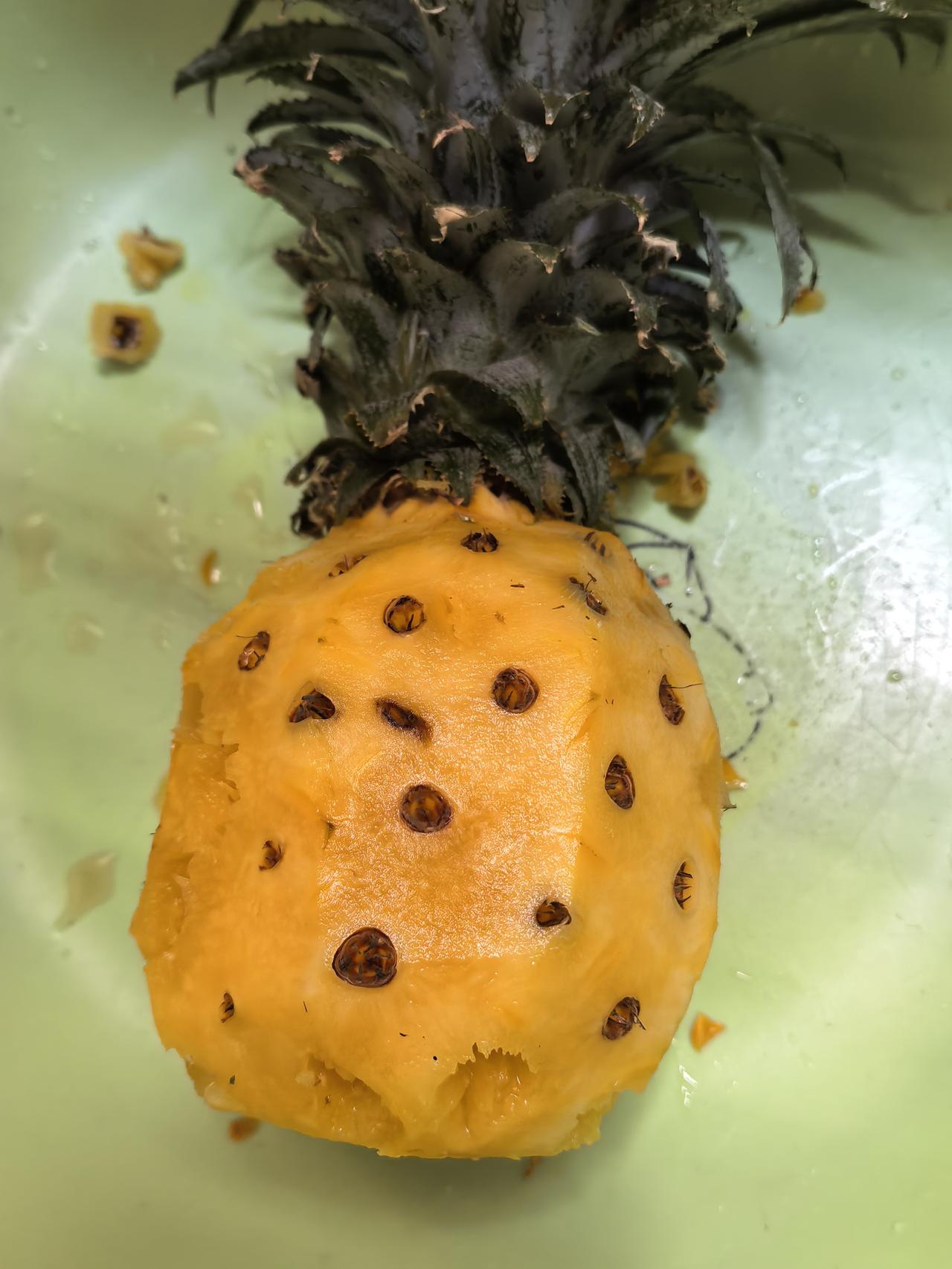 这个是菠萝还是凤梨呢?大家帮我看看。
昨天下午路过一路边看到有人拉了一大车，买了