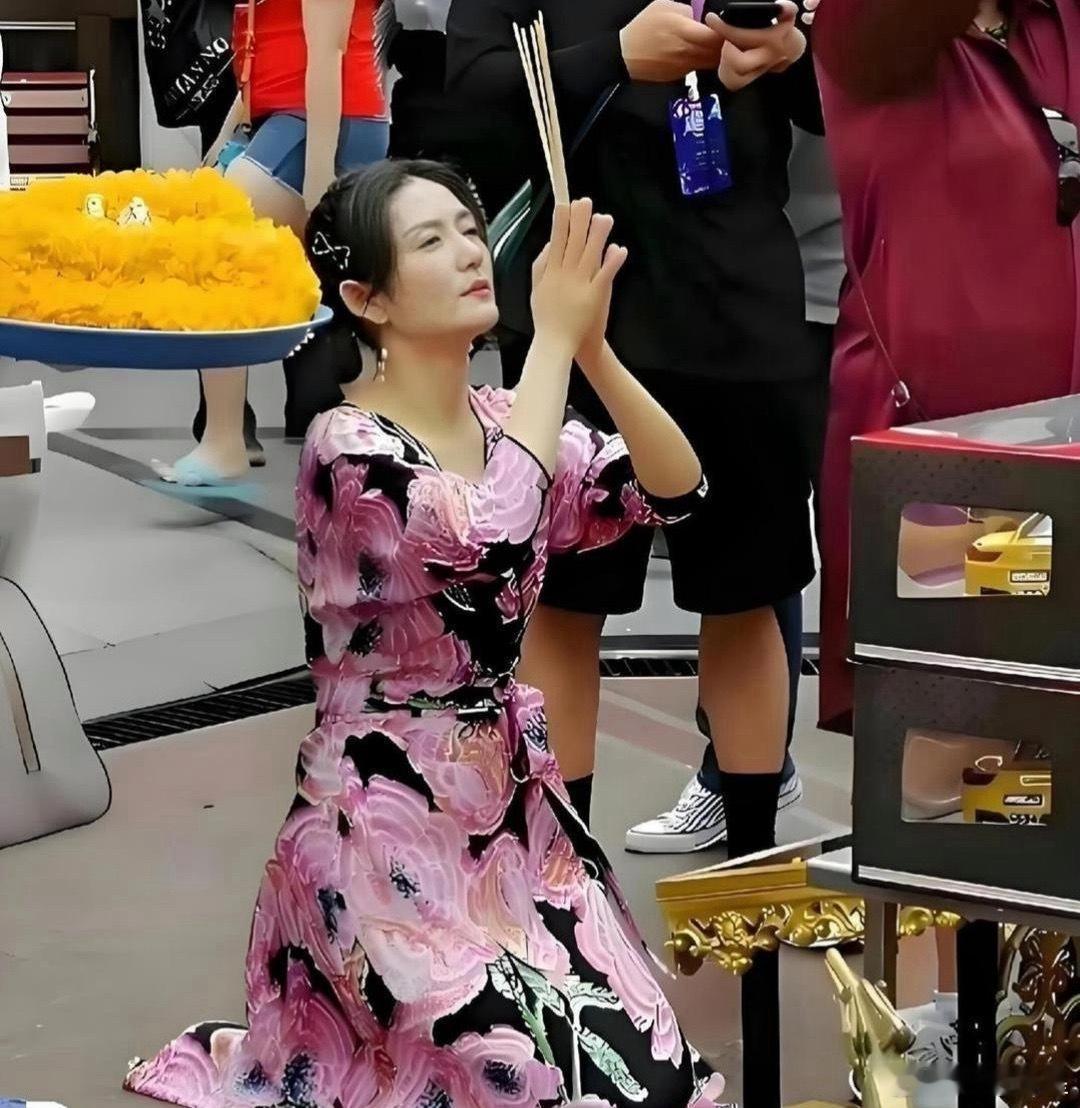 谢娜家庭圆满友情爱情皆得，还有什么好拜的吗？ 
