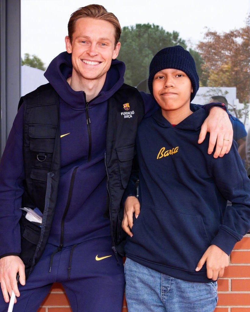 🏥在医院和治疗中的孩子们度过一天后，人美心善的德容更新社媒⬇️💬“小小的时刻