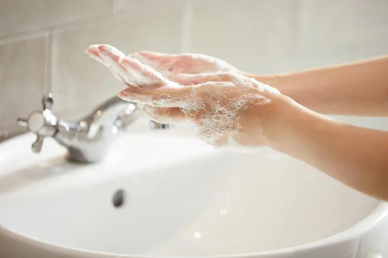 好多人洗澡冲半天，还是觉得没洗干净。

身上打了水，香皂抹一遍。这时别急着冲，转