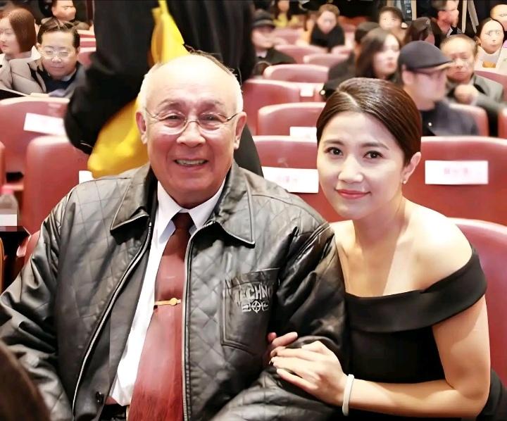 活动现场拍摄合影，老艺术家许还山与实力派影后颜丙燕同框亮相。两代影视人齐聚于此，