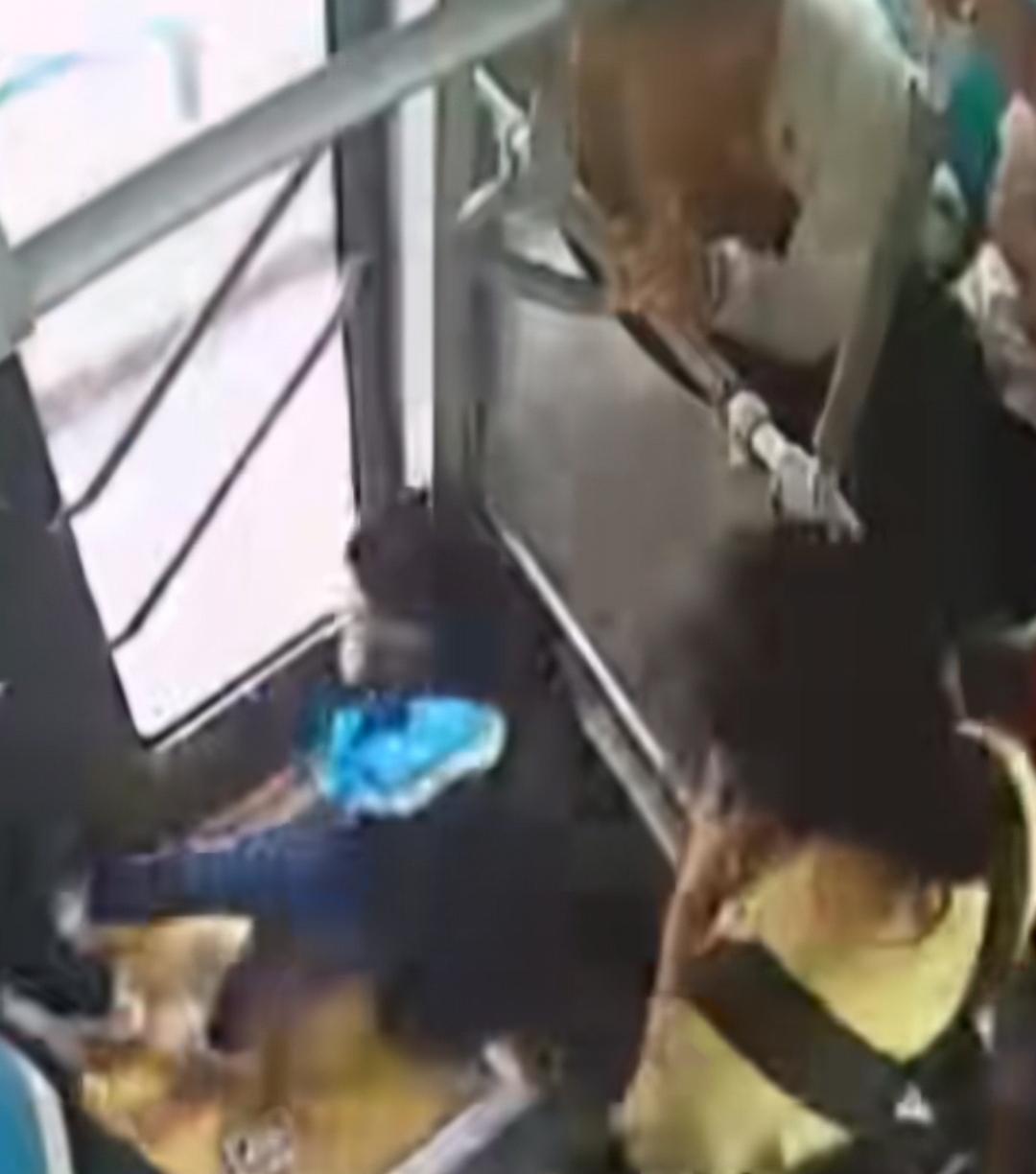 重庆575路公交车上，一名女学生突然晕倒在车厢里，危急时刻，驾驶员刘泽松与热心乘