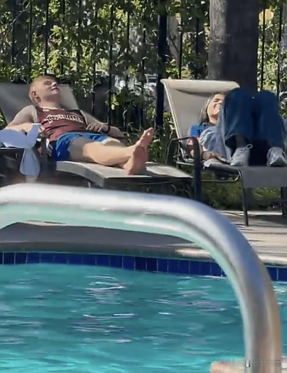 迪亚兹的妹妹也去洛杉矶了。
小布还真的和迪亚兹的妹妹在谈恋爱，这次WTT美国大满