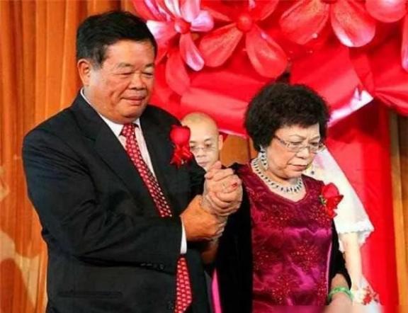 曹德旺将160亿财产全部转移到妻子名下，再三叮嘱：“亲爱的，爬进棺材之前，绝对不