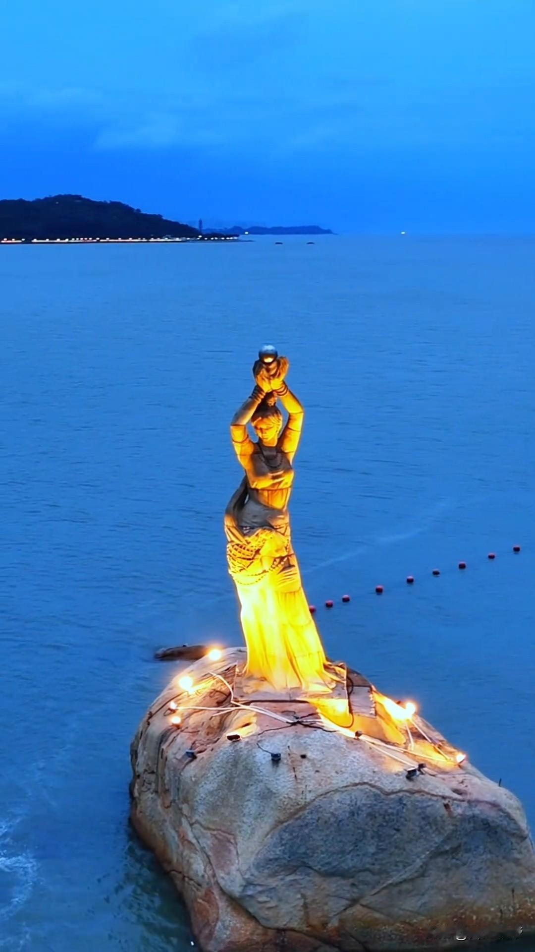 哎呀妈呀！这珠海渔女夜景也太绝了，五一旅行最舍不得删的一张照片✨
傍晚碧海蓝天下
