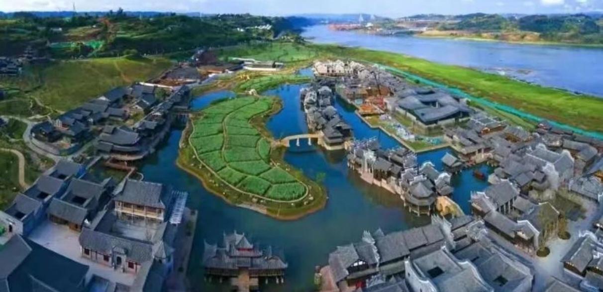 明清古建鳞次栉比，九宫十八庙规制严谨，旋螺殿榫卯无钉，百鹤窗雕工绝世 。席子巷窄