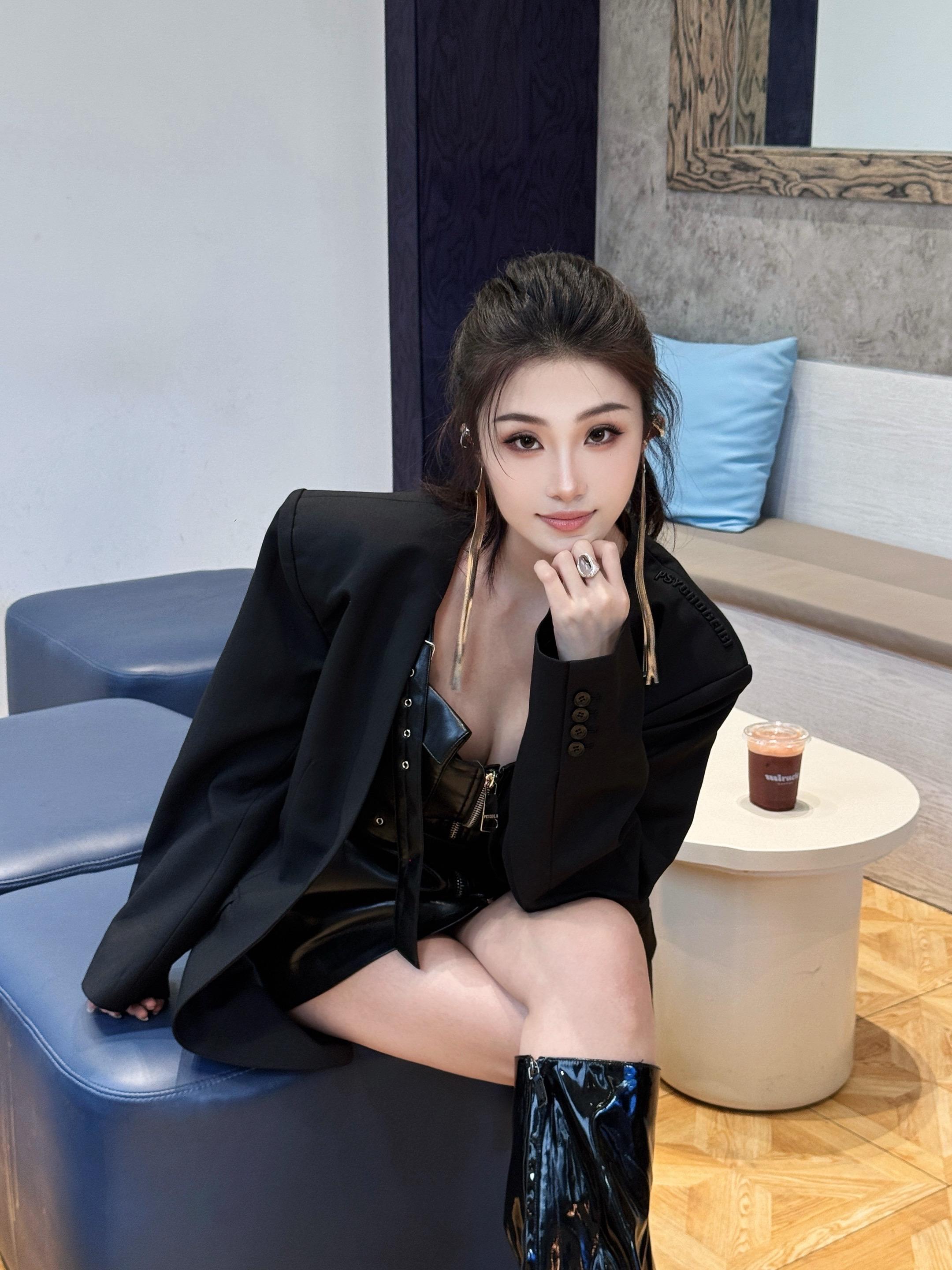 “你说话淡淡的 闻起来淡淡的 声音也淡淡的 可在这人潮的颜色洪流中 你...