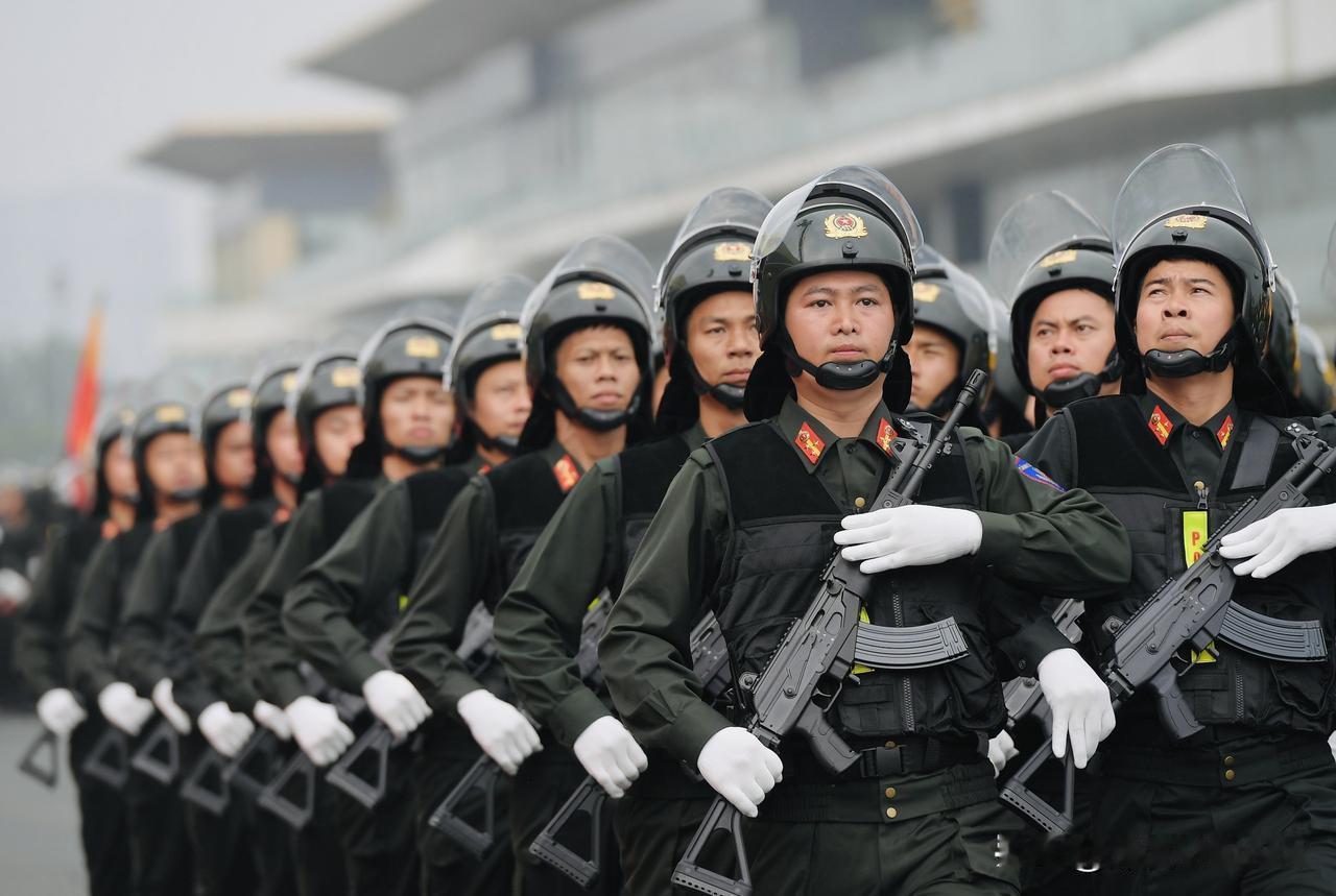越南机动警察与国产STV380突击步枪，这个是标准版本，枪管较长。以色列加力尔A
