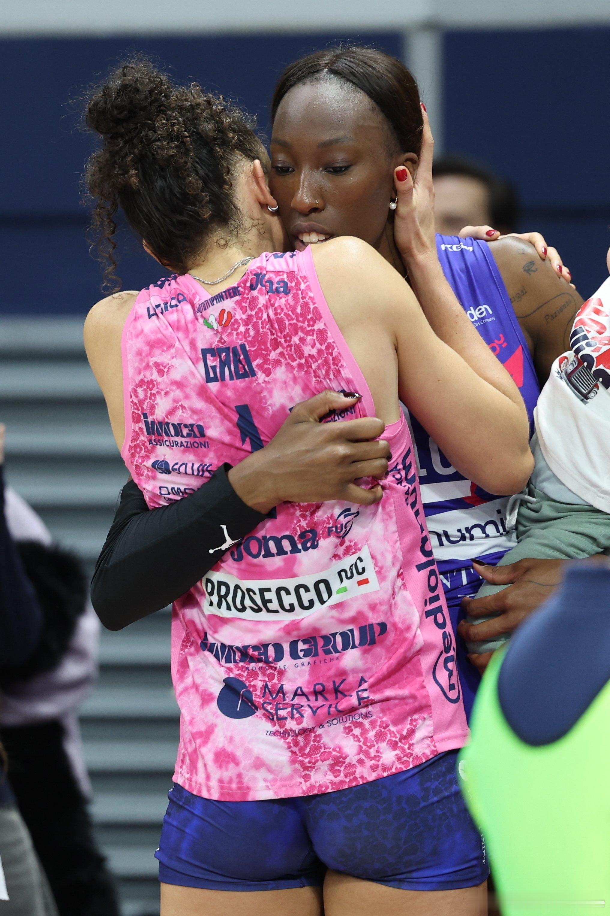 🫂 好朋友赛后深情相拥——宝拉.埃格努 & 加比.吉马良斯。 