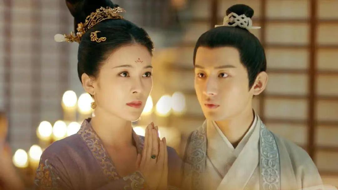 好好的一个美女，怎么就疯成这样呢？


我第一次见到她，
是在让成毅大火的那部《