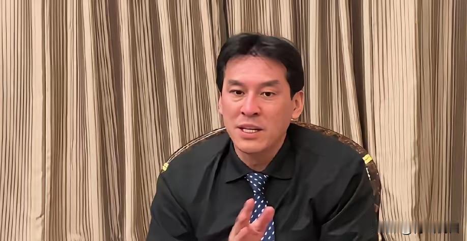 黄暐瀚说“台湾人习惯军演”，这话听着就像夜行人吹口哨——给自己壮胆罢了。国防部白