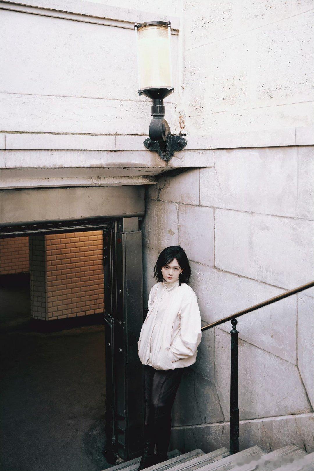 文淇又在地铁站出神图了 文淇巴黎地铁站的神图太绝了 上次柏林的故事氛围感还在脑海