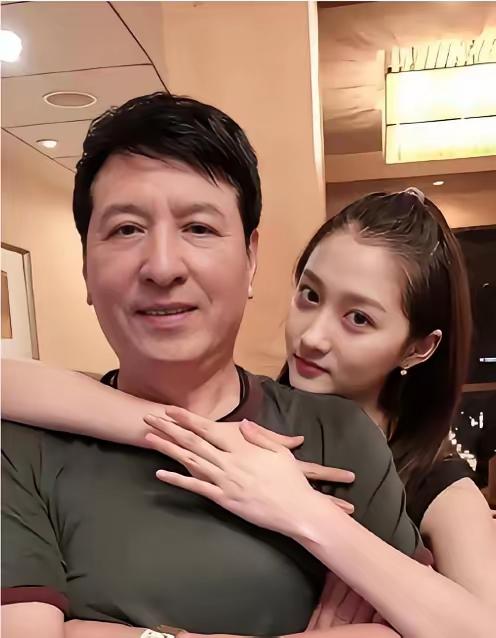 关晓彤这波真的活成了女性清醒范本！
19岁恋上顶流，全网黑、被贴标签，事业差点被