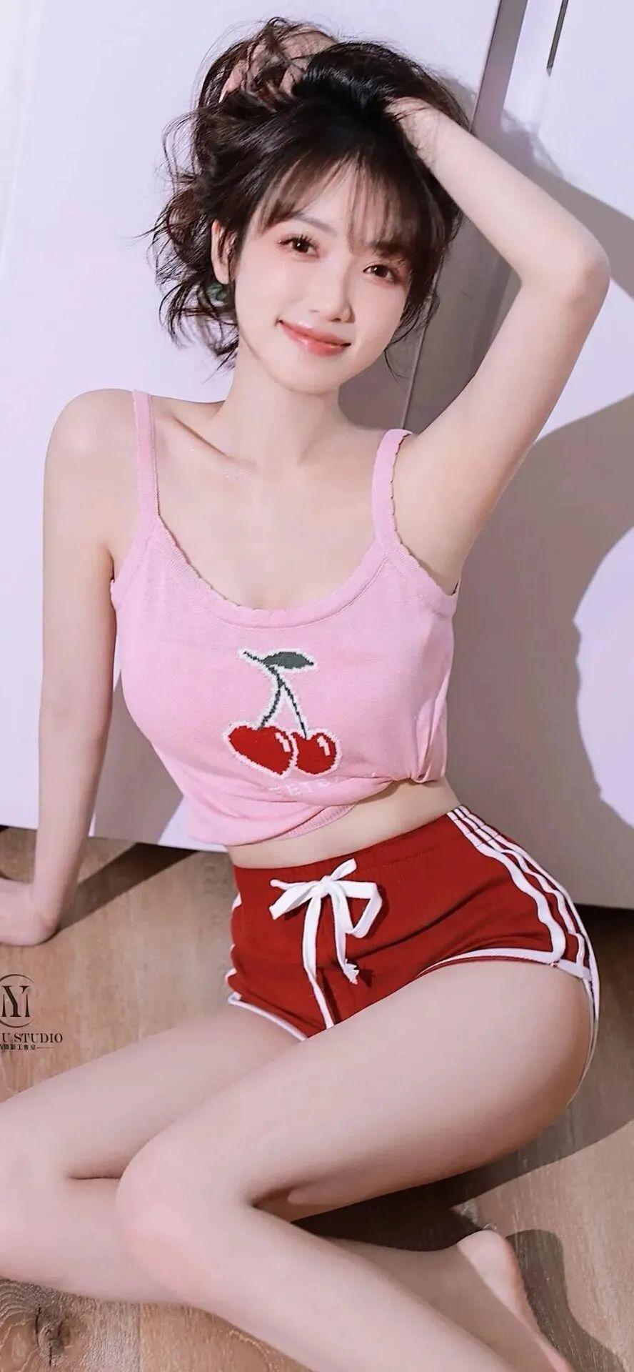 让男人觉得“非你莫属”的女人
一般会在这几个关键时刻
一、魅力笑容
“原本平常的