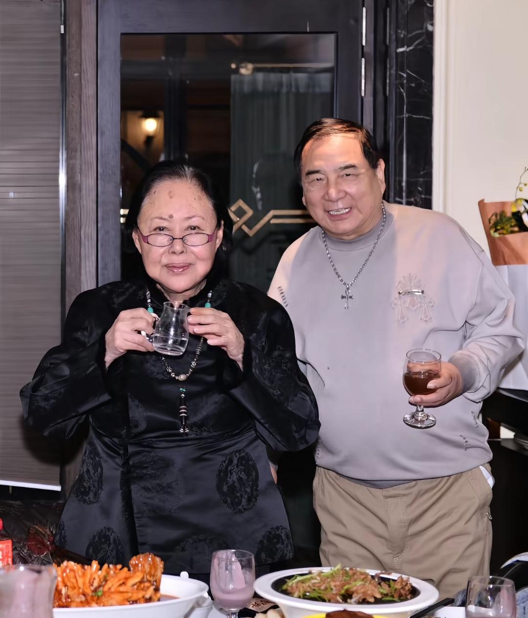 斯琴高娃与好友聚会，64岁英壮罕见现身，主持人黄薇显情商，田歌和李晓华也在！
1