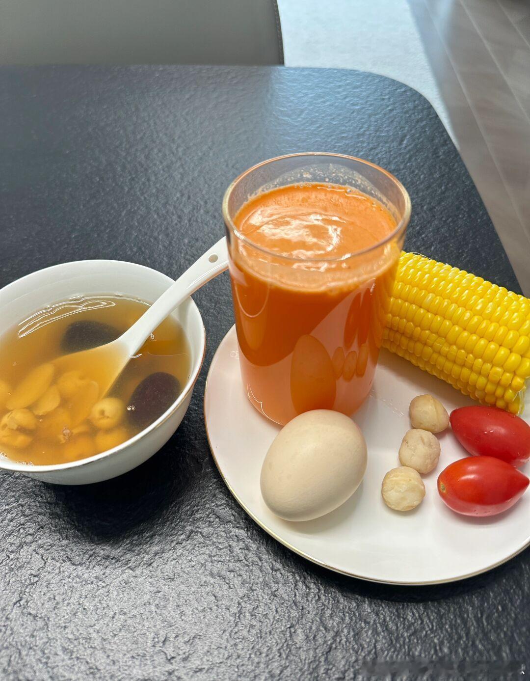 新的一天，从一顿健康早餐开始治愈。最近老婆经常给我和孩子榨蔬果汁，说真的，这玩意