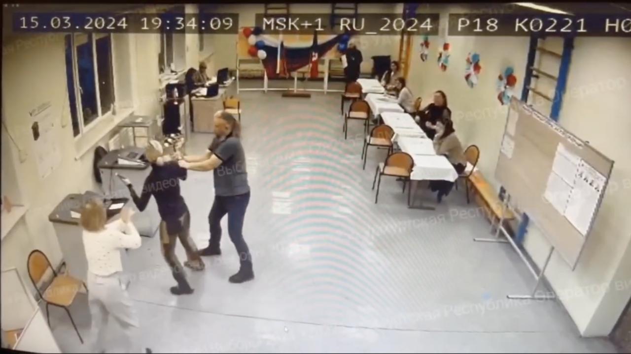 外媒：俄罗斯几个地区的选民因在总统选票上乱写字而被拘留。 

《莫斯科时报》报道