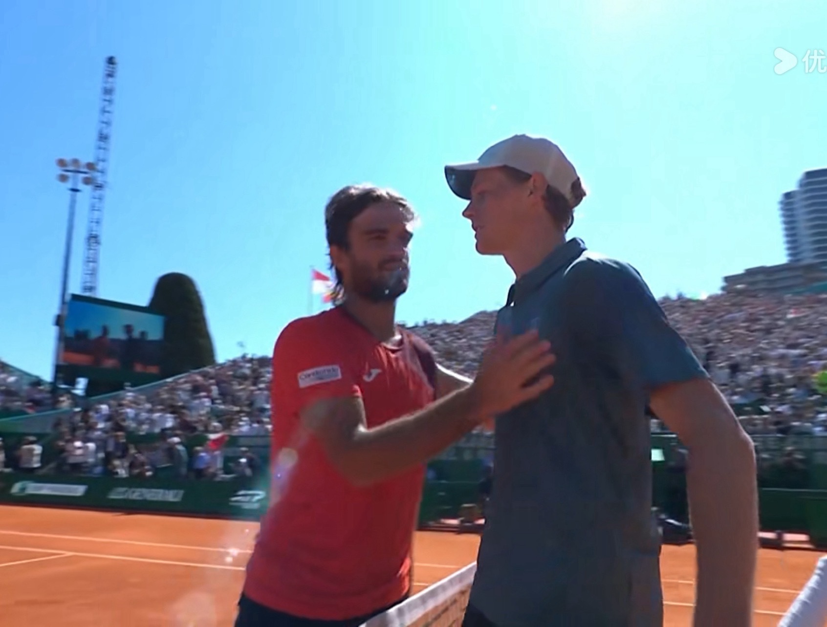 虽然大师赛连赢37盘的记录被终结，但辛纳今天还是经受住考验，以6-1、6-7(3